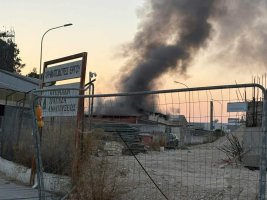 Aradippou Sanayi Bölgesinde Yangın: İtfaiye Ekipleri Olay Yerinde
