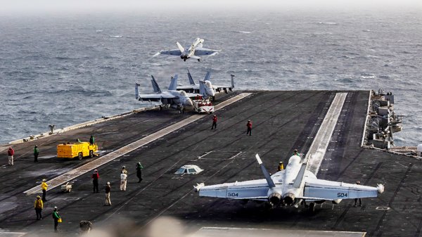 USS Abraham Lincoln'da Hizmet Eden Bir Denizcinin Babası Göçmenlik Deteksiyonuna Alındı