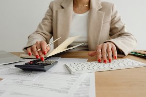 Finansal Danışmanlardan Kadınlara Uyarı: Belle Burden’ın 'Strangers' Kitabından Çıkan Dersler