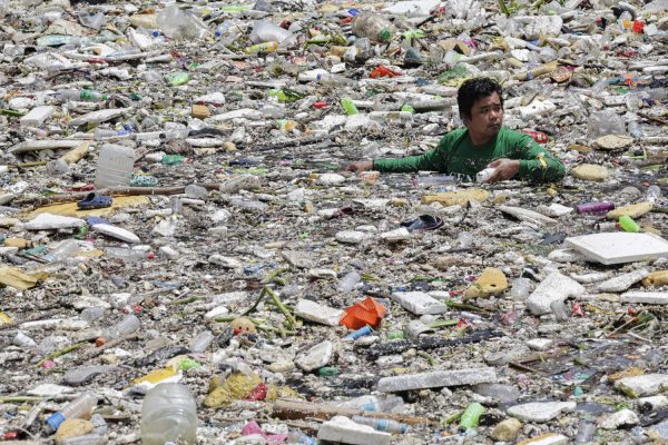 Manila'da Muson Yağmurlarının Ardından Su Yollarına Çöp Yığıldı