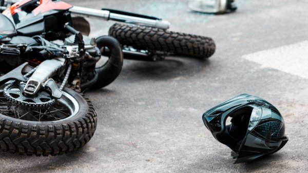 Lefkoşa'da Motosiklet Çarpışması: İki Kişi Hastaneye Kaldırıldı