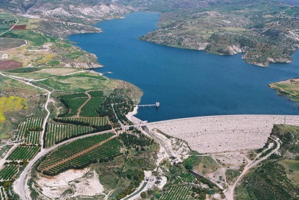 Kıbrıs'ta Daha Yağmurlu Bir Yıl Barajları Kurtardı, Ancak Ana Rezervler Hala Boşalabilir