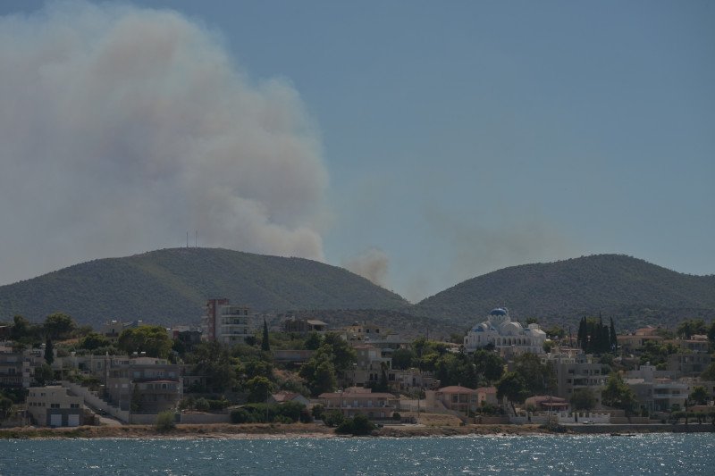 Yunanistan'da Çıkan Yangınlar: İki Kişi Öldü, Sakinler Denizden Tahliye Edildi