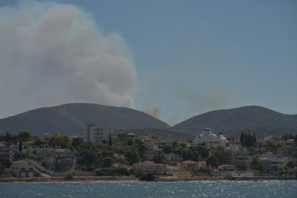 Yunanistan'da Çıkan Yangınlar: İki Kişi Öldü, Sakinler Denizden Tahliye Edildi