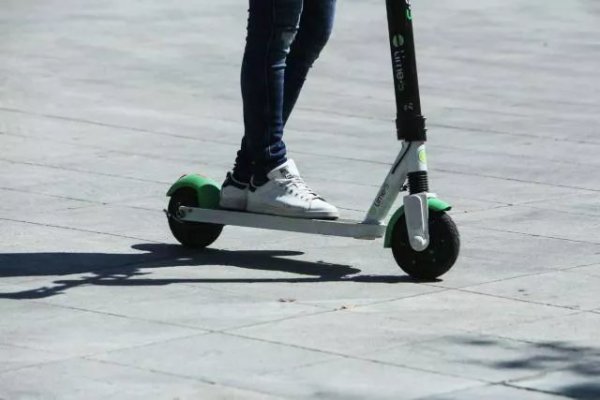 Trachoni'de Elektrikli Scooter Kazası: 14 Yaşındaki Çocuk Ağır Yaralandı
