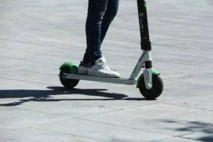 Trachoni'de Elektrikli Scooter Kazası: 14 Yaşındaki Çocuk Ağır Yaralandı