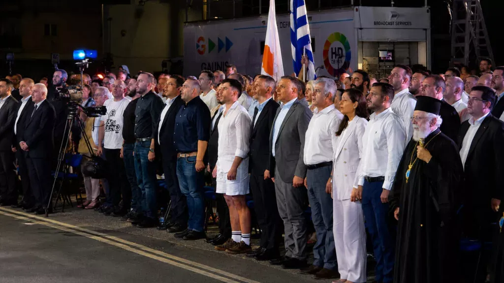 Fidias Panayiotou, Isaac-Solomou Anıtı'ndaki Giysisi Nedeniyle Eleştiriler Alıyor