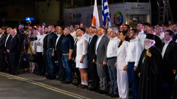 Fidias Panayiotou, Isaac-Solomou Anıtı'ndaki Giysisi Nedeniyle Eleştiriler Alıyor