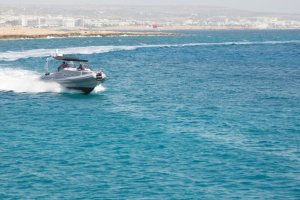 Pernera'da Jet Ski ve Şişme Bot Çarpışması: İki Kişi Yaralandı