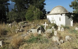 Kıbrıs'ta tahrip edilen ve bakımsız kalan mezarlıklar için iki toplumlu restorasyon seferberliği başlatıldı