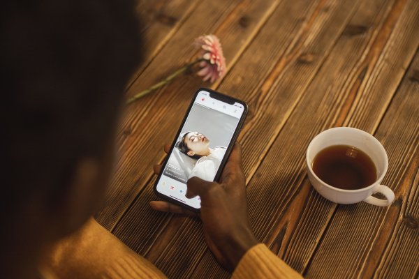 Bilinçli Online Flört: Ruh Sağlığınızı Korumanız İçin Bir Kontrol Listesi