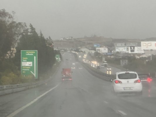Lefkoşa-Limasol anayolunda şiddetli sağanak: Polisten sürücülere uyarı