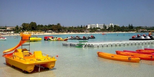Amathounta'da Plaj Erişim Anlaşmazlığı Şiddete Dönüştü, Bir Adam Tutuklandı