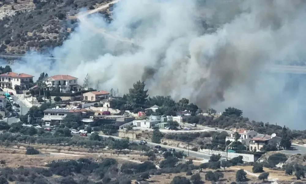 Pissouri Yangını Limassol-Paphos Otoyolunu Kapatıyor