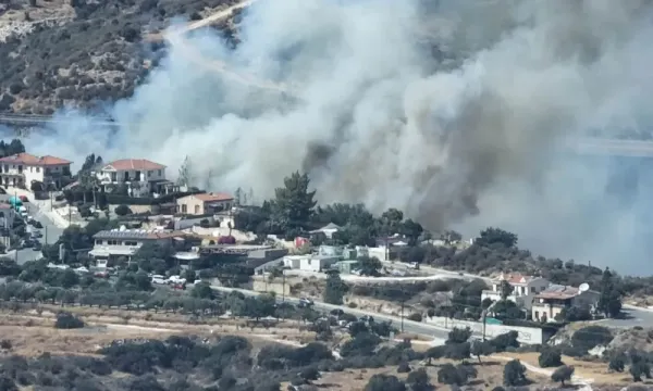Pissouri Yangını Limassol-Paphos Otoyolunu Kapatıyor