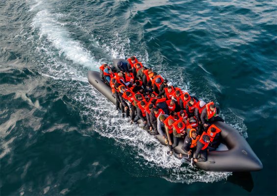 Tunus açıklarında göçmen teknesi battı: En az 13 kişi kayıp