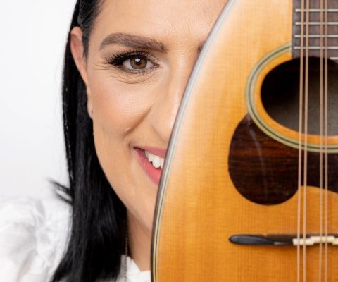 Mandolinlerin Yankıları Paphos'ta Canlı Müzik Performansı Sunuyor