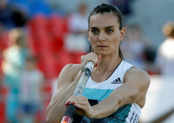 Bugün: Yelena Isinbayeva 2004'te Kadın Sırıkla Atlama Rekorunu Kırdı