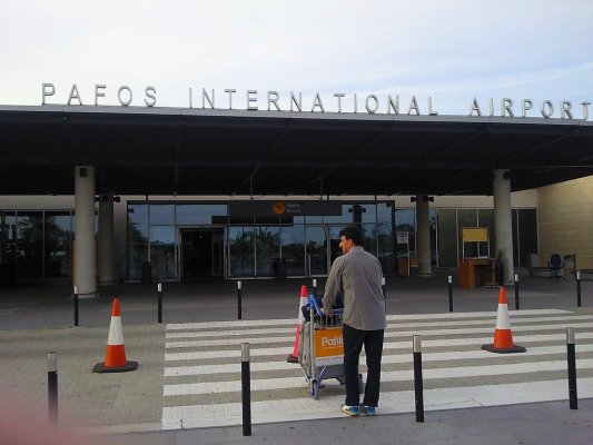 Paphos'ta Babası 11 Yaşındaki Kızını Evde Tek Başına Bırakıp Yurt Dışı Yolculuğa Çıktı
