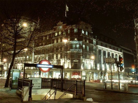 Harvey Nichols Satışa Çıktı, Ancak Britanya Moda Tarihinde Önemli Bir Parçası Olmaya Devam Edecek