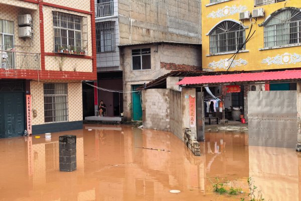 Çin'in Güneyinde Sellendirmeler Yoğunlaşıyor: On Binlerce Kişi Taşınıyor