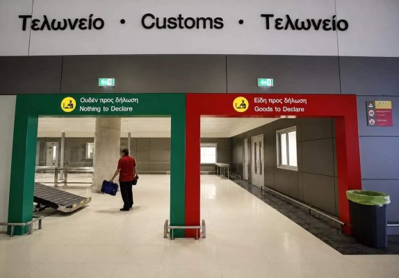 Larnaka Havalimanı'nda Beyan Edilmeyen Saatler Nedeniyle Yolcu 57.000 Euro Cezaya Çarptırıldı