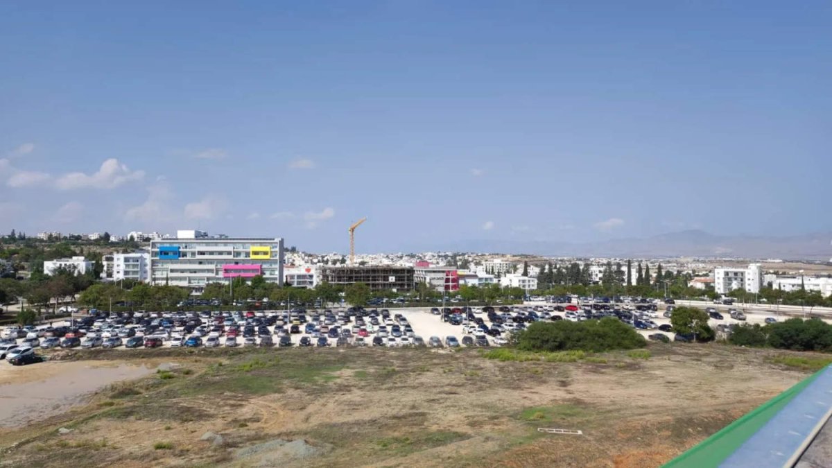 Kıbrıs Üniversitesi 890 Araçlık Otopark İnşa Ederek Yıllardır Süren Sorunu Çözüyor