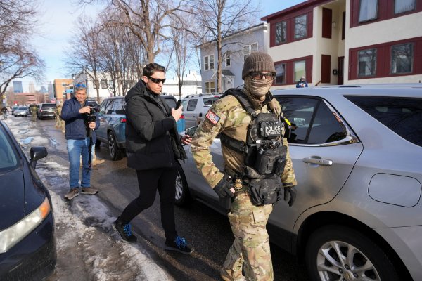 ICE ajanı Minneapolis vurma olayında yalan söylediği suçlamasını reddetti