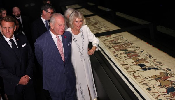Kral Charles ve Macron, British Museum'daki Bayeux Halısını İnceledi
