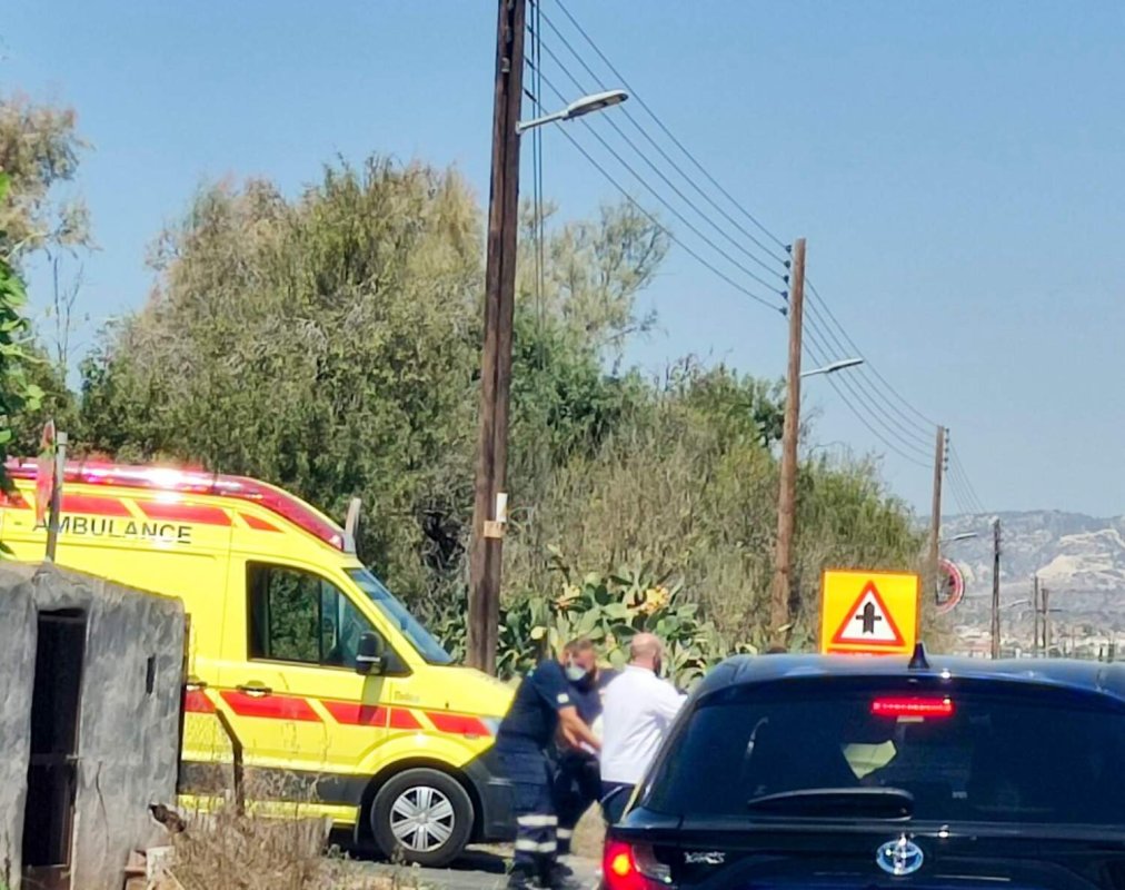 Paphos-Empa “tuzak yolu”nda ciddi kaza: Kadın hastaneye kaldırıldı