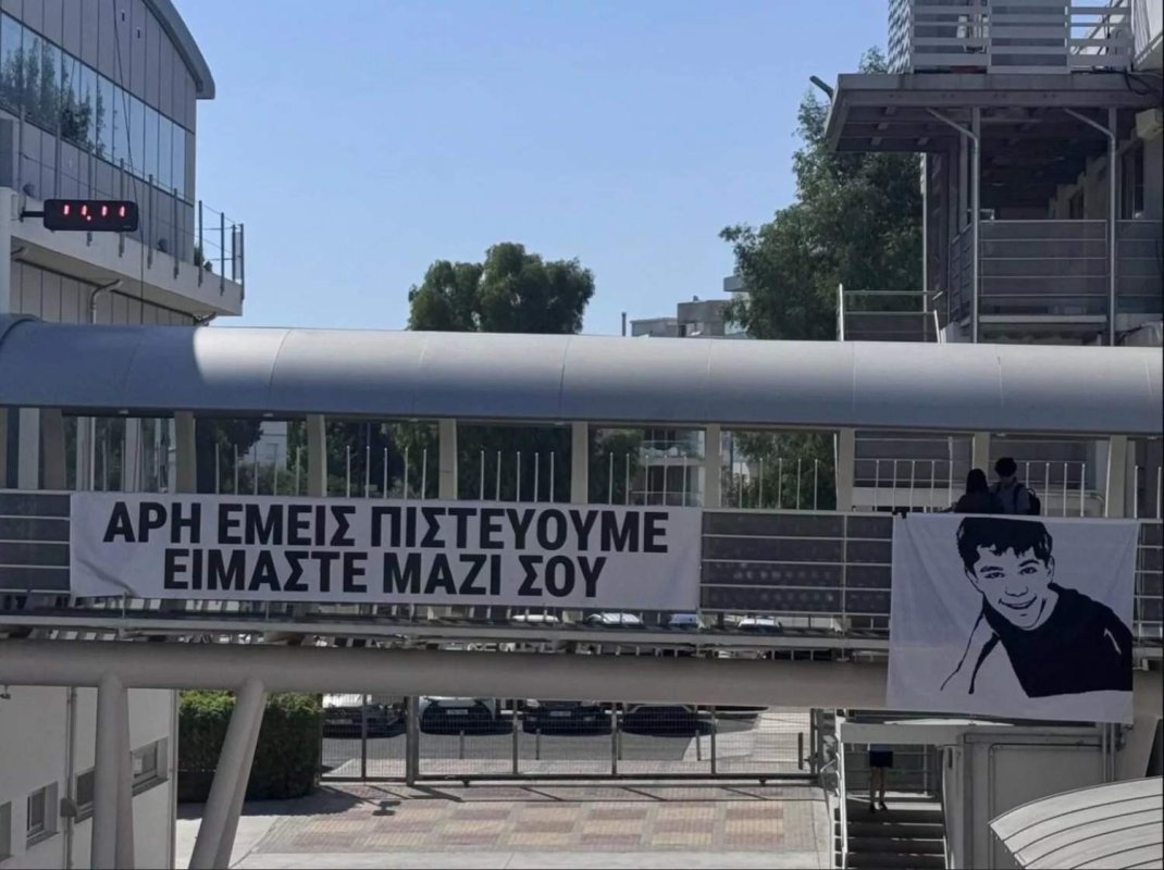 Sınıf arkadaşları ağır yaralanan 16 yaşındaki Aris için pankartla destek verdi
