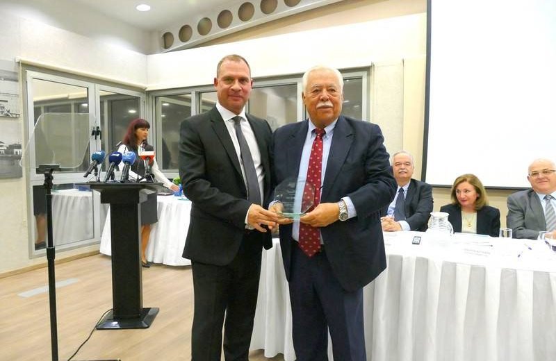 Limasol sanayisi uzun süreli oda yöneticisi Andreas Laos'u anıyor