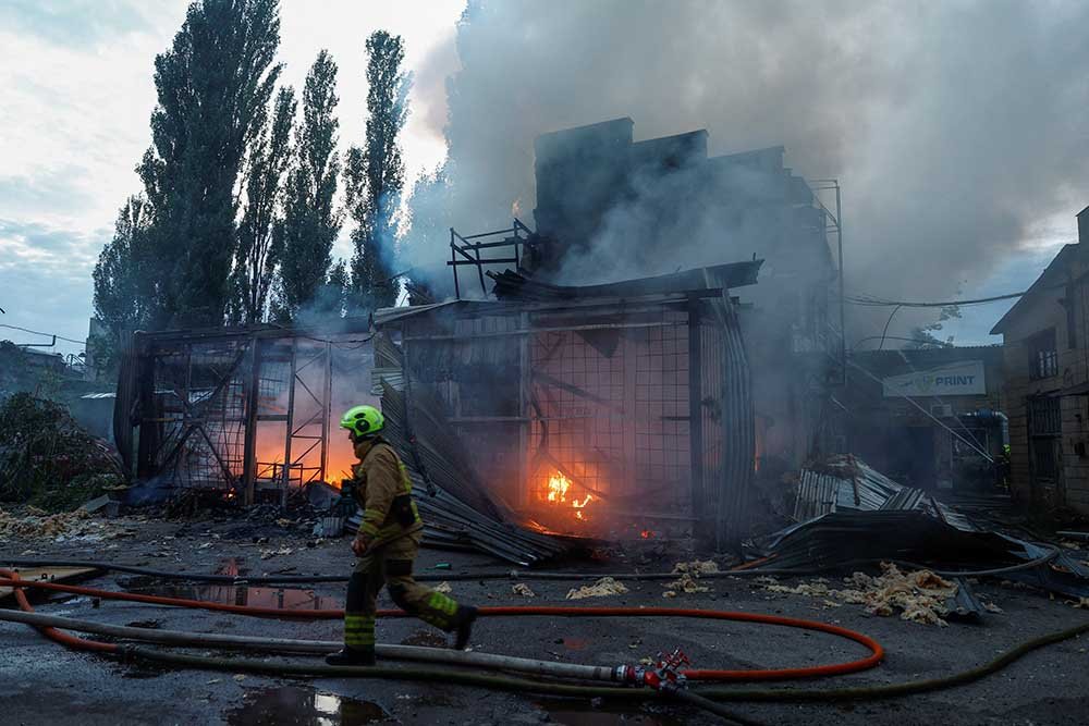 Rusya Kiev'de benzin istasyonu ve depo tesislerini vurdu