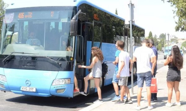 Larnaka'daki veliler Ulaştırma Bakanlığı'nı okul servisi güvenliğinin sorumluluğunu kendilerine yıkmakla suçladı