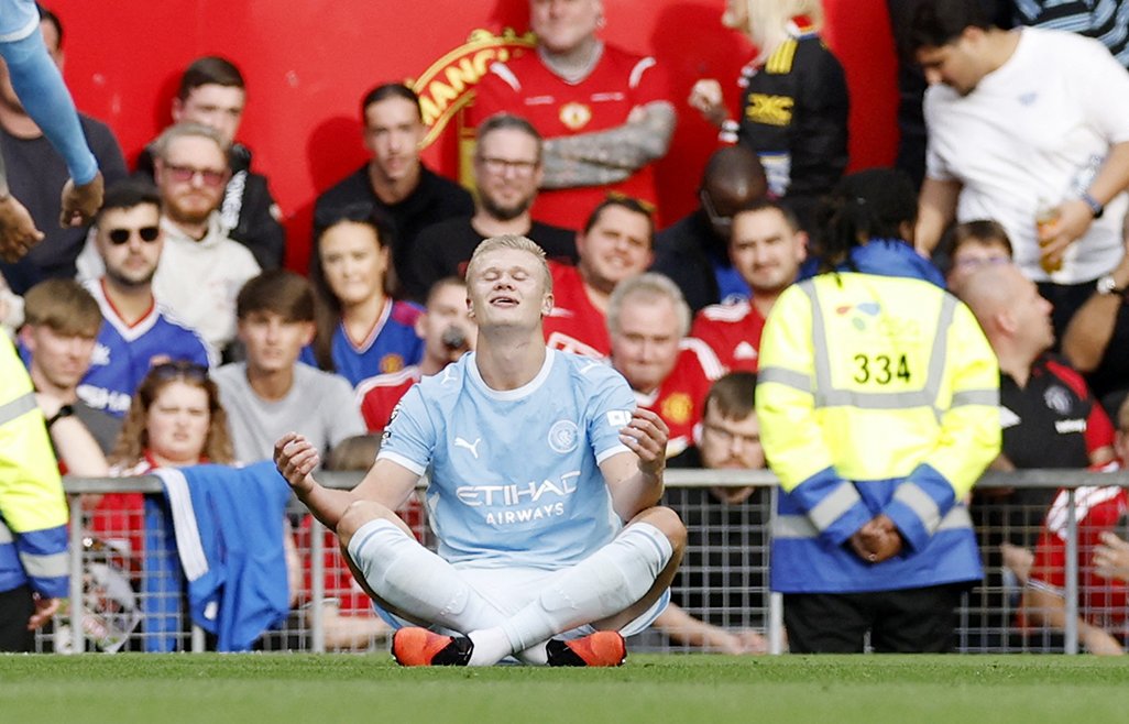 Haaland tartışmalı golle 10 kişi kalan City'ye Manchester derbisinde galibiyet getirdi