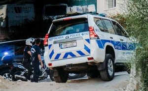 Sahibinin önünde araba çaldı, kovalamaca kaza ile bitti