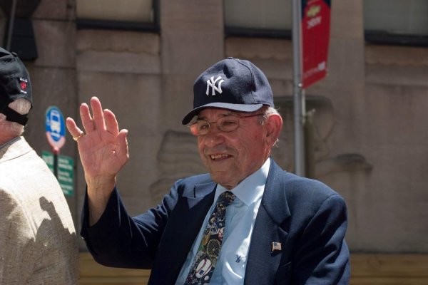 Bu gün: eski New York Yankee yakalayıcısı Yogi Berra 2015'te öldü