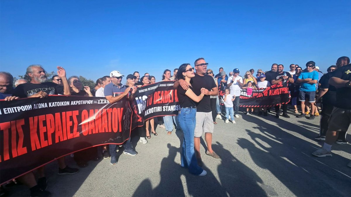Akrotiri'de Yeni İngiliz Dinleme Antenlerine Protesto