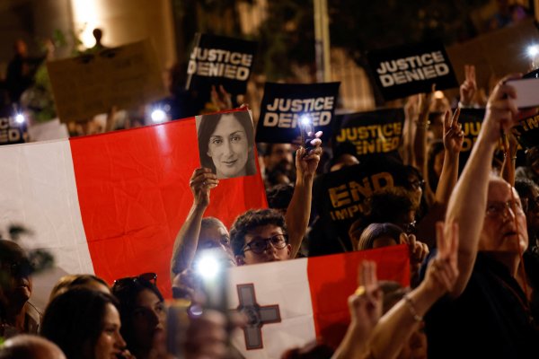 Malta'da büyük kalabalık suikaste uğrayan gazeteci için adalet istedi
