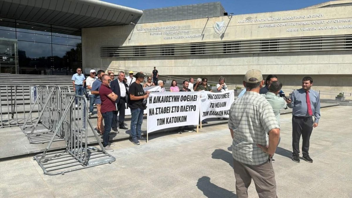 Mitsero sakinleri asfalt fabrikası nedeniyle Yargıtay önünde protesto etti