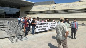 Mitsero sakinleri asfalt fabrikası nedeniyle Yargıtay önünde protesto etti