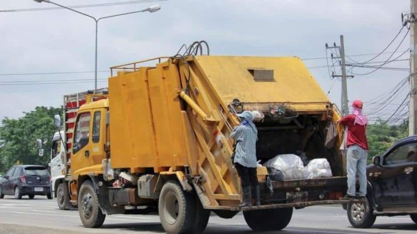 Çöp kamyonu devrildi, üç kişi hastaneye kaldırıldı