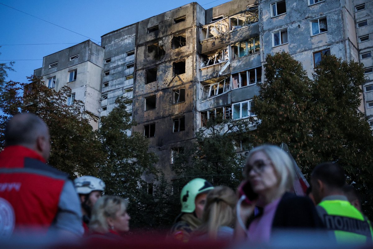 Rusya'nın Kiev saldırısında 10 yaralı: Yüksek katlı binada yangın çıktı