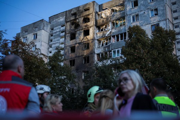 Rusya'nın Kiev saldırısında 10 yaralı: Yüksek katlı binada yangın çıktı
