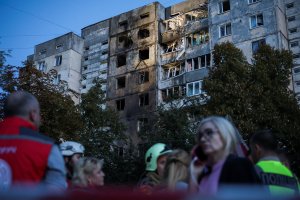 Rusya'nın Kiev saldırısında 10 yaralı: Yüksek katlı binada yangın çıktı