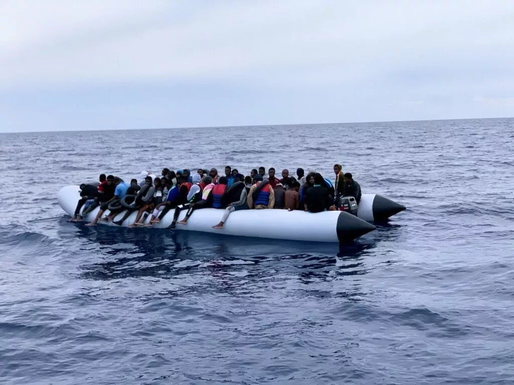 Yunanistan'da göçmen teknesi kısmen battı, 25 kişi kayıp
