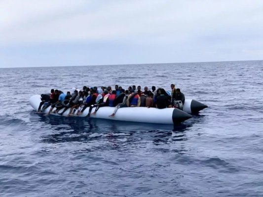 Yunanistan'da göçmen teknesi kısmen battı, 25 kişi kayıp