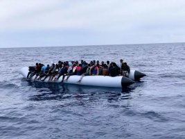 Yunanistan'da göçmen teknesi kısmen battı, 25 kişi kayıp