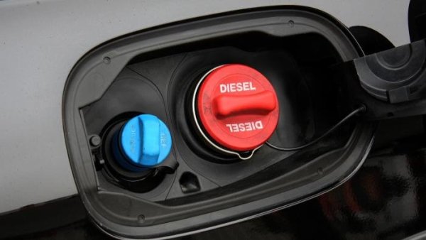 Kıbrıs'ta motorin litre fiyatı rekor 2 euroyu gördü, Avrupa genelinde prim artıyor