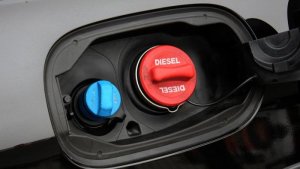Kıbrıs'ta motorin litre fiyatı rekor 2 euroyu gördü, Avrupa genelinde prim artıyor